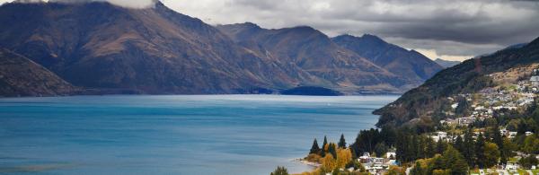 Queenstown cityscape and Lake Wakatipu