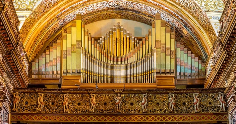 Main altar of La Compañía church