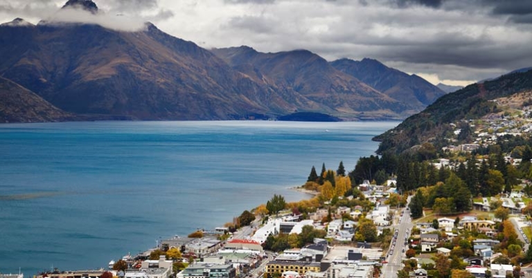 Queenstown cityscape and Lake Wakatipu