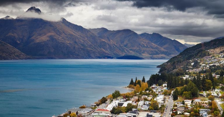 Queenstown cityscape and Lake Wakatipu