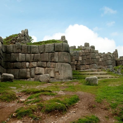 A series of large stacked boulders form a high wall.