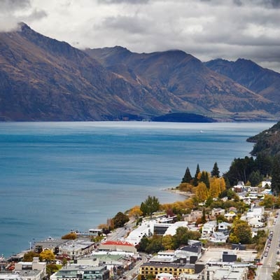 Queenstown cityscape and Lake Wakatipu